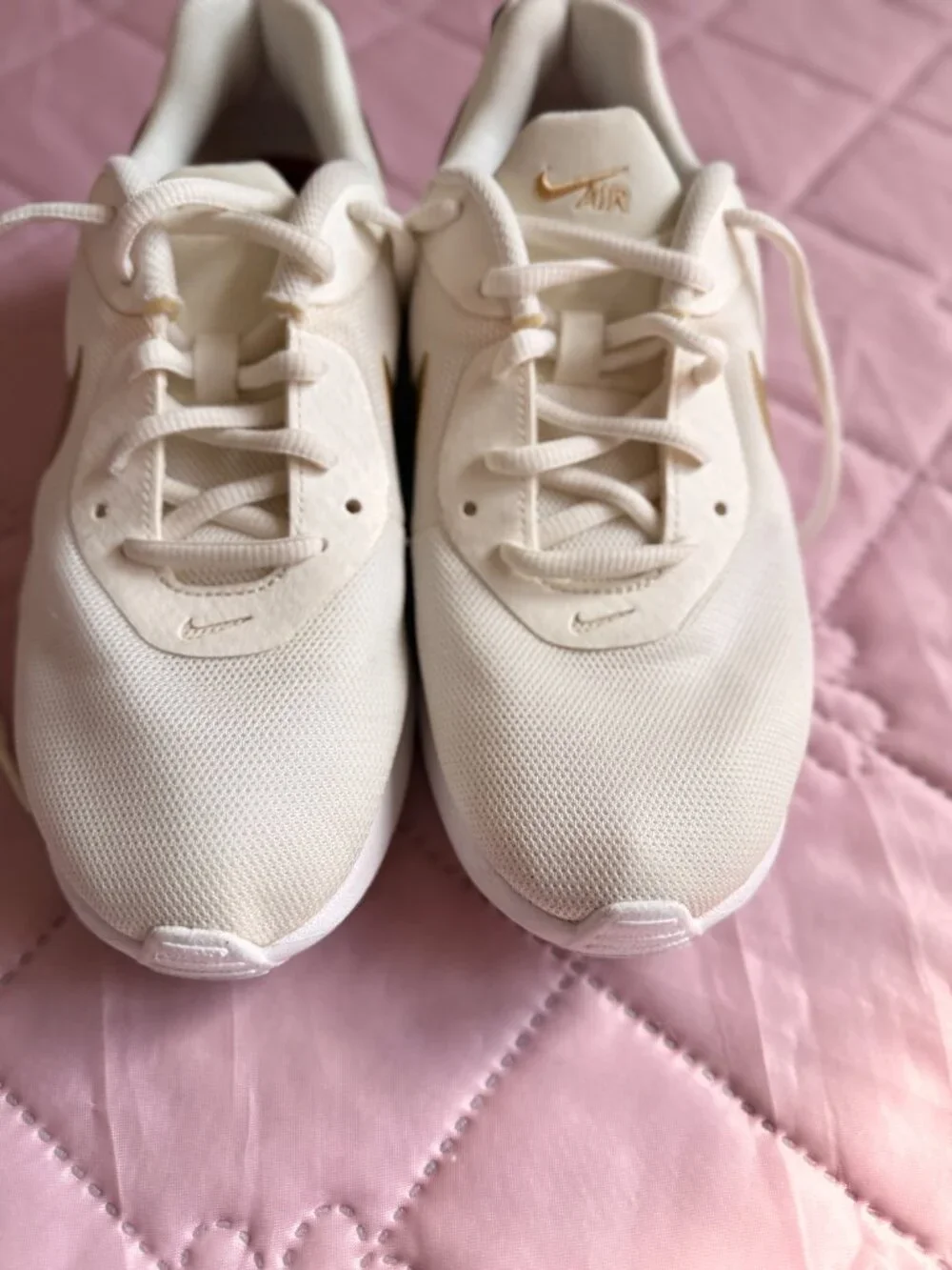 Nike Air Max Oketo Women's 7.5 White Gold Sneakers